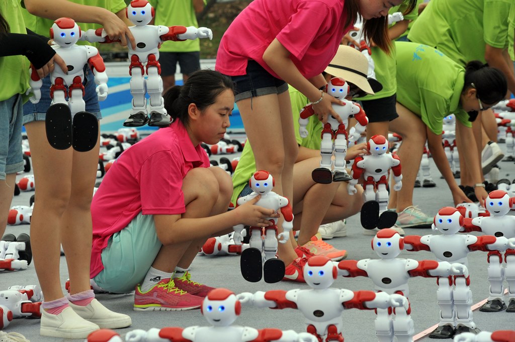 Une équipe chinoise dispose des robots en ligne pour battre le record du monde du nombre de robots dansant simultanément à Qingdao, dans la province chinois du Shandong (Nord-Est), le 30 juillet 2016. Record battu avec 1 007 robots qui ont dansé à l'unisson pendant une minute.