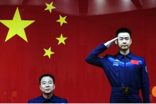 Le vaisseau doit d'amarrer prochainement avec la station spatiale Tiangong 2, la première horloge à atomes froids basée dans l'espace. Copie d'écran du South China Morning Post, le 17 octobre 2016.