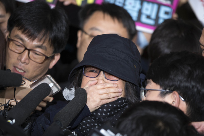 Choi Soon-sil, la "confidente" de la présidente sud-coréenne Park Geun-hye, à l'approche du bureau du procureur du district de Séoul. (Crédits : Korea Times / photo Choi Won-suk). Copie d'écran du Korea Times, le 31 octobre 2016.