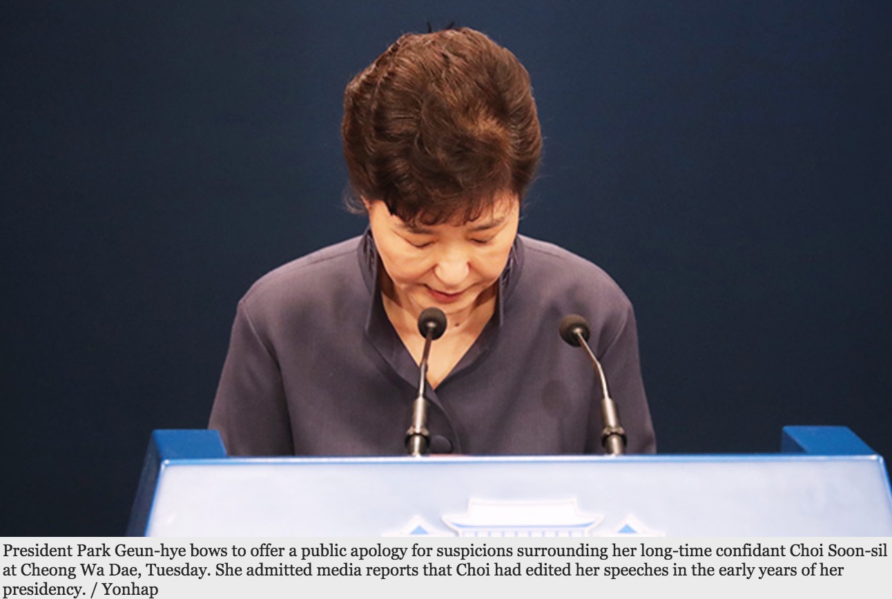 La présidente sud-coréenne a reconnu que sa confidente, Cho Soon-sil l'avait aidée à rédiger ses discours pendant sa campagne de 2012 et durant les premières années de son mandat. Copie d'écran du Korea Times, le 26 octobre 2016.