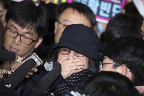 Choi Soon-sil, la "confidente" de la présidente sud-coréenne Park Geun-hye, à l'approche du bureau du parquet central du district de Séoul. (Crédits : Korea Times / photo Choi Won-suk). Copie d'écran du Korea Times, le 31 octobre 2016.