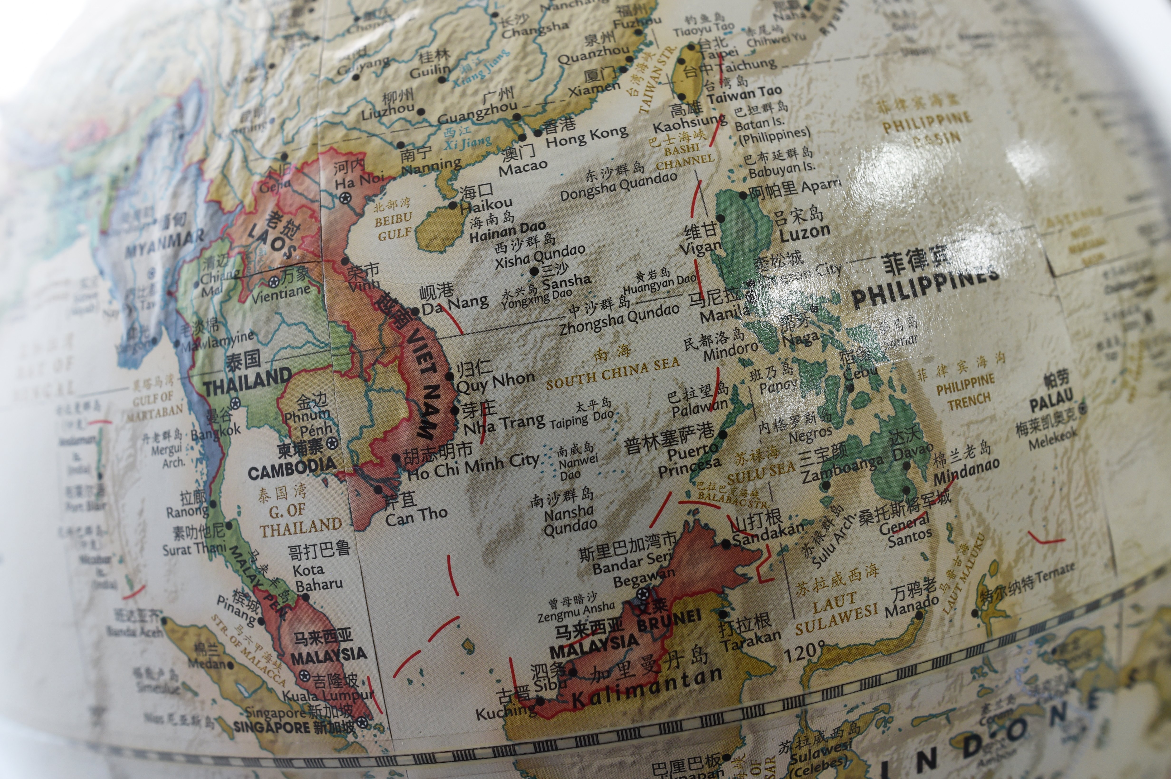Un globe terrestre chinois fait apparaître la mer de Chine méridionale où les îles Spratleys sont indiquées en tant que "Nansha Qundao".