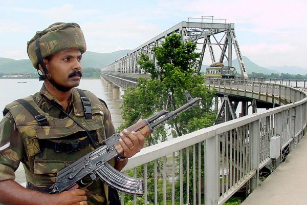 Un soldat de l'armée indienne monte la garde à l'entrée du pont Saraighat sur le fleuve Brahmapoutre, à Guwahati, le 10 août 2003.