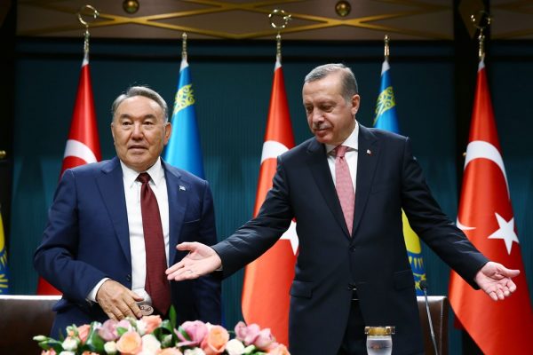 Le président kazakh Noursoultan Nazarbaïev et le président turc Recep Tayyip Erdogan lors d'une conférence de presse au complexe présidentiel à Ankara le 5 août 2016.