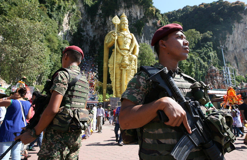 Des forces armées malaisiennes surveillent les sites touristiques, comme ici celui de Batu Caves, le 24 janvier 2016.