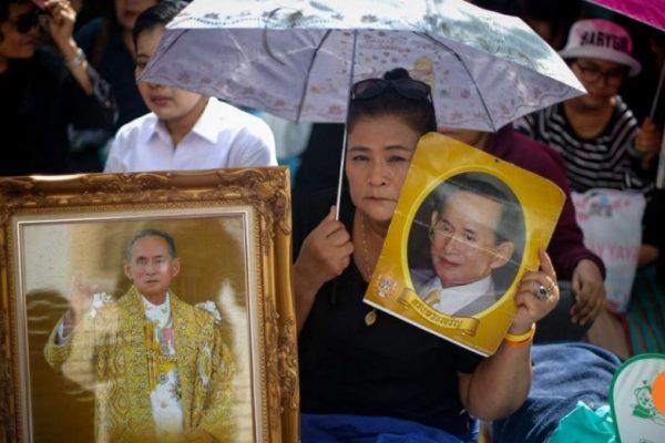 La journée du vendredi 14 octobre sera marquée par une série de rites funéraires en l'honneur du roi thaïlandais, décédé hier. Copie d'écran du South China Morning Post, le 14 octobre 2016.