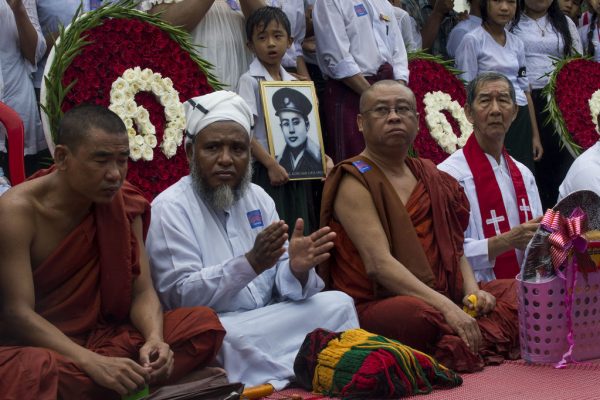 Un religieux musulman, un moine bouddhiste et un prêtre chrétien célèbrent ensemble un service inter-religieux, le 8 août 2016 à Rangoon.