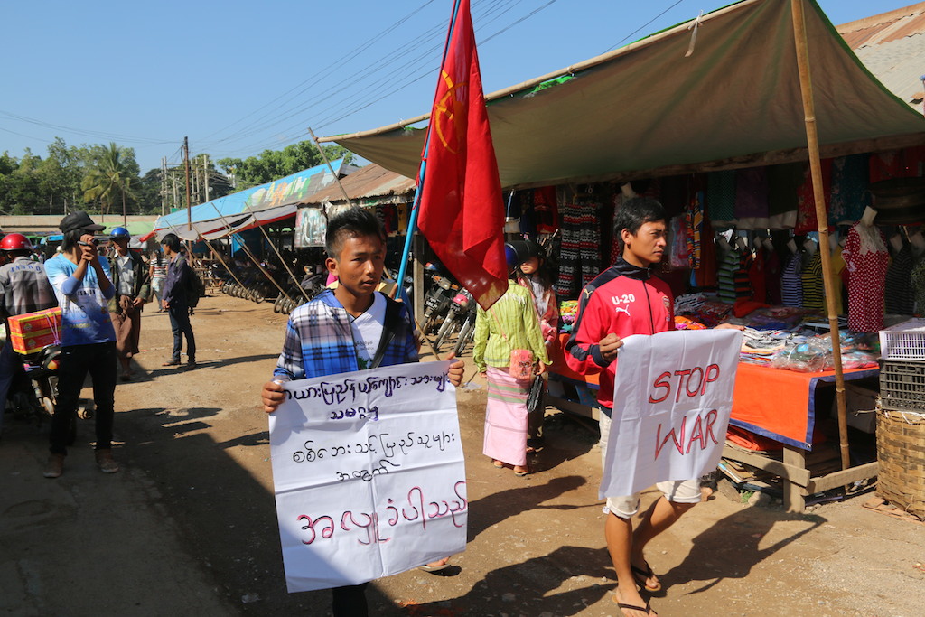 Des étudiants de l'Etat Kayah manifestent dans le marché de Loikaw contre la guerre civile dans l'Etat Shan en Birmanie.