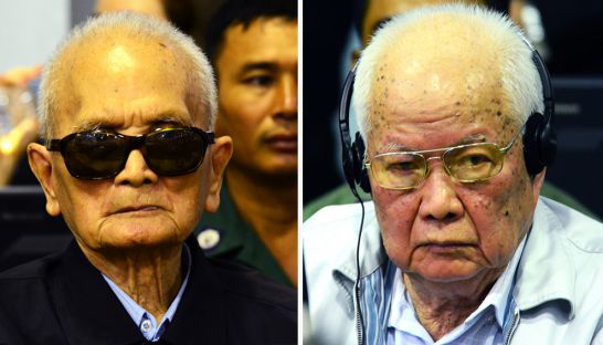 L'ancien bras droit de Pol Pot, Nuon Chea (à gauche) et l'ancien chef de l'Etat Khieu Samphan (à droite) lors de l'annonce de leur condamnation à perpuité maintenue pour crimes contre l'humanité à la Cour Supreème du Cambodge, à Phnom Penh le mercredi 23 novembre. (Crédit : ECCC) Copie d'écran du Phnom Penh Post le 23 novembre 2016.