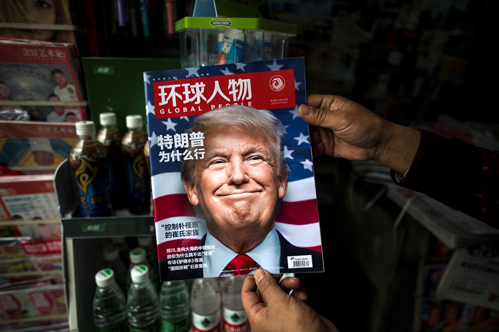 Le portrait du président-élu Donald Trump sur le magazine chinois Global People, dans un kiosque à Shanghai, le 14 novembre 2016.