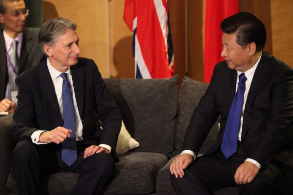 Xi Jinping en discussion avec l'actuel ministre britannique des finances Philip Hammond, lors de la visite à Londres du président chinois le 19 octobre 2015.