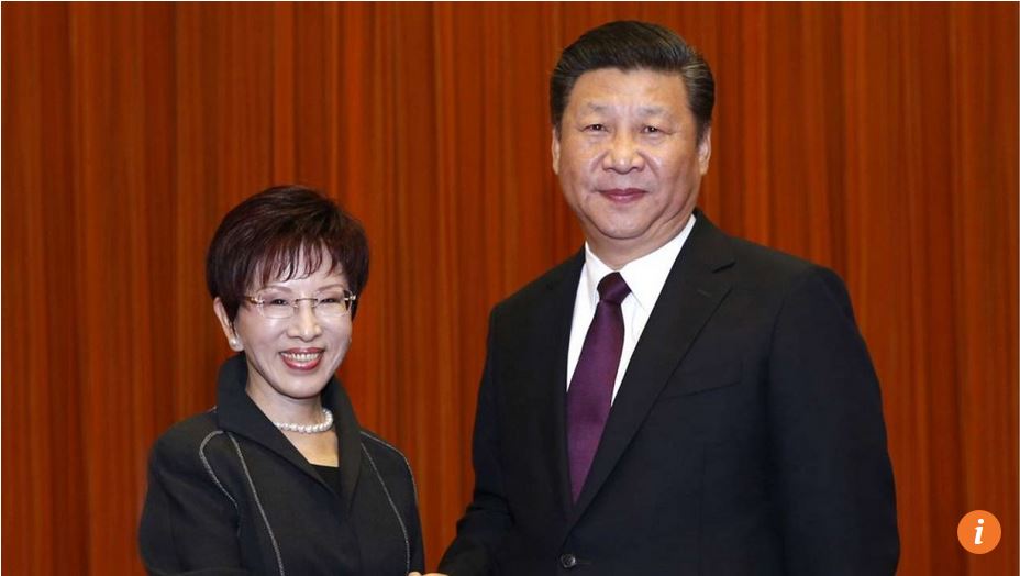 La présidente du Kuomintang Hung Hsiu-chu sert la main du secréatire général du parti communiste chinois Xi Jinping. Copie d'Ecran du South China Morning Post, le 2 novembre 2016.