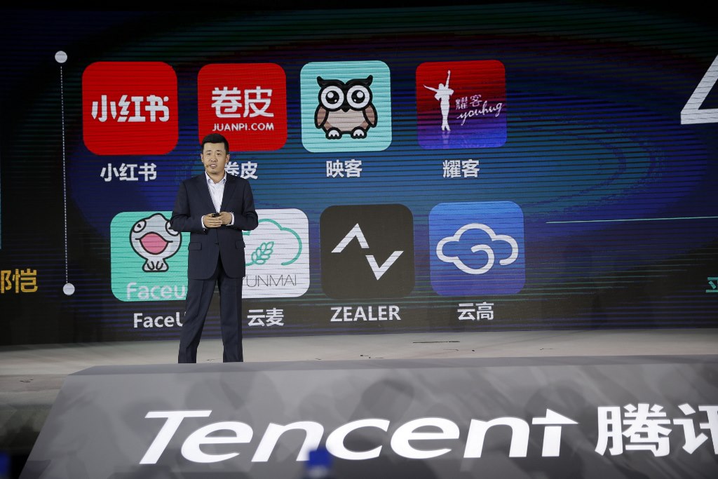 Lin Songtao, vice-président de Tencent Mobile Business Group, opérateur de Wechat, le plus grand réseau social chinois, lors d'une conférence de presse à Haikou, dans le sud de la Chine, le 23 avril 2016.