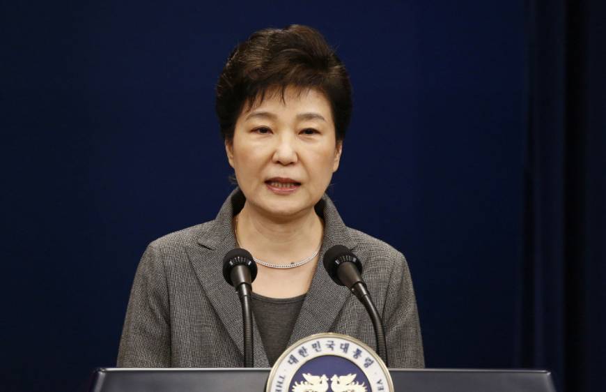 La président sud-coréenne Park Geun-hye a annonce dans un discours télévisé qu'elle remettait son sort politique entre les mains de l'assemblée nationale. (Crédit : Reuters) Copie d'écran du Japan Times, le 29 novembre 2016.