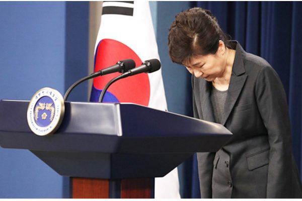 Si Park Geun-hye s'est une nouvelle fois excusée pour le scandale qui l'entache, elle ne semble pas disposée à s'écarter spontanément du pouvoir. Copie d'écran du Korea Times, le 4 novembre 2015.