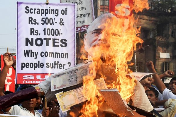 En Inde, des militants d'extrême-gauche, manifestent contre l'opération de démonétisation des billets de 500 et 1000 roupies contre l'argent noir, menée par le Premier ministre Narendra Modi, ici à Calcutta le 14 novembre 2016.