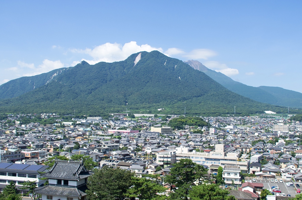 Le mont Mayuyama domine la ville de Shimabara. À l’arrière-plan, à droite, on distingue le dôme de lave Heisei-Shinzan, créé suite à la crise éruptive des années 1991-1995.