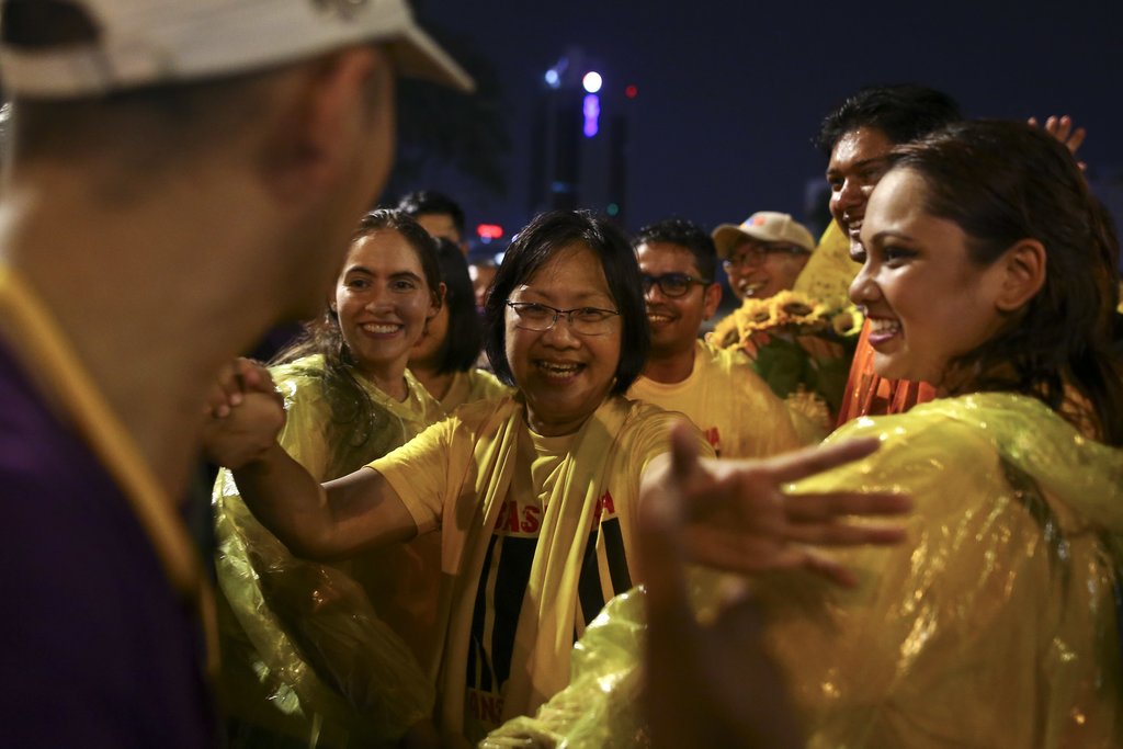 La secrétaire du mouvement anti-corruption Maria Chin Abdullah ouvrant les bras à ses supporters le 28 novembre 2016 à Kuala Lumpur, peu après sa libération.