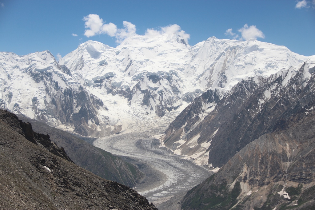 Le glacier Miar dans la vallée d'Hopar, dans la province du Gilgit-Baltistan au sud du Pakistan.