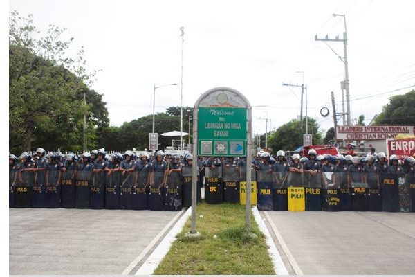 La dépouille de l'ancien dictateur Marcos a été enterrée ce matin dans le "cimetière des héros" à Manille, placé pour l'occasion sous haute protection militaire.