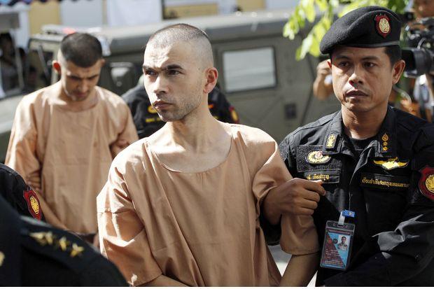 Bilal Mohammad (devant) et Mieraili Yusufu (derrière) vont enfin pouvoir être jugés pour l'attentat de Bangkok du 17 août 2015, dont ils sont les principaux suspects (Source : AP). Copie d'écran du Bangkok Post, le 15 novembre 2016.