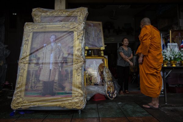 Un moine dans une boutique de Bangkok spécialisée en portrait des monarques du royaume de Thaïlande, le 19 octobre 2016.