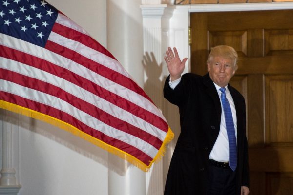 Le président-élu américain Donal Trump salue les journalistes devant le Trump National Golf Club, le 20 novembre 2016 à Bedminster, dans le New Jersey.