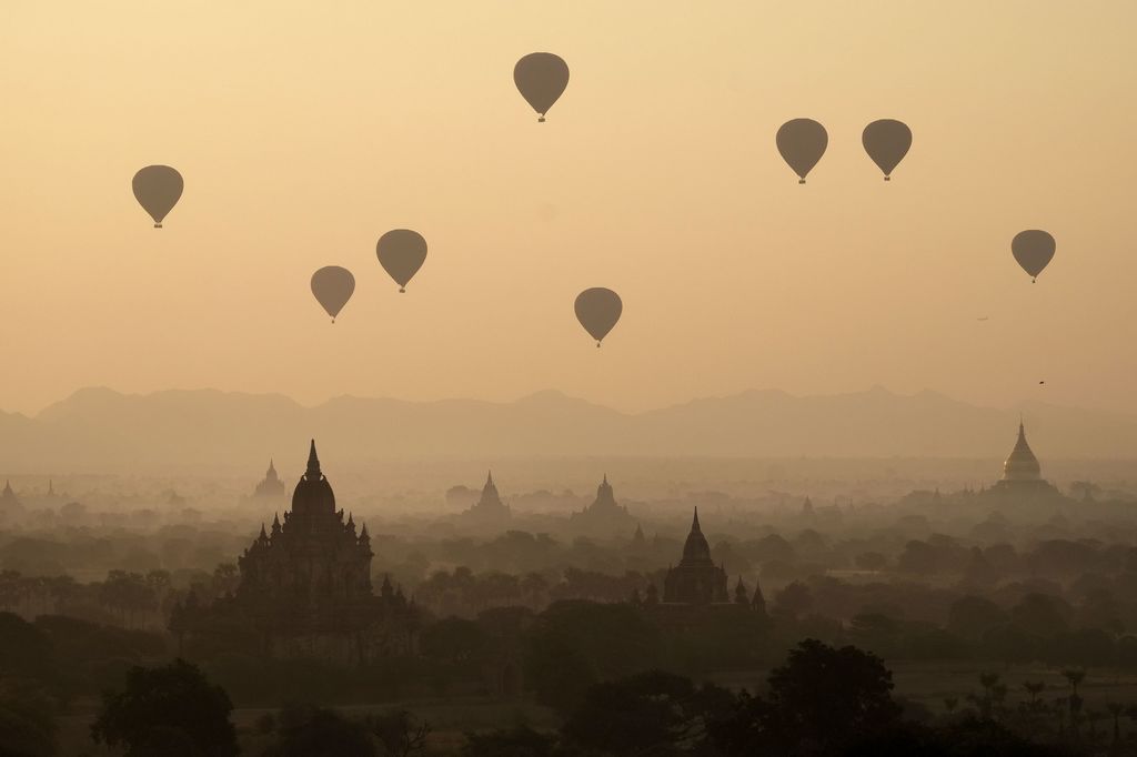Les montgolfières s'élèvent au-dessus des temples de Bagan, en Birmanie. (Crédit : SCHROEDER Alain / hemis.fr, via AFP)