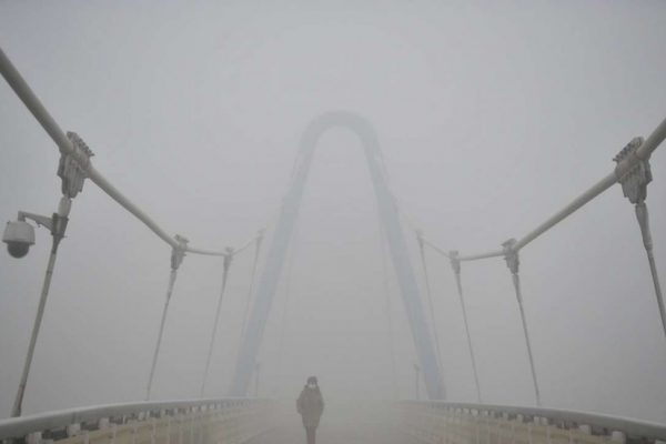 La Chine vient de connaître son plus grave épisode de pollution de l'année (Crédit : Reuters). Copie d'écran du South China Morning Post, le 22 décembre 2016.
