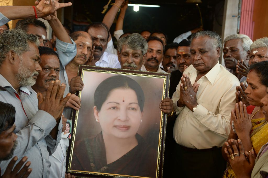 Des prières sont organisées dans tout le Tamil Nadu et le reste de l'Inde pour le rétablissement de Jayalalithaa, ministre-en-chef de l'Etat du Sud indien victime d'un arrêt cardiaque hier dimanche 4 décembre. (Crédit : AFP PHOTO / INDRANIL MUKHERJEE)