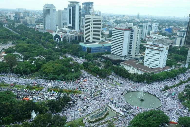 Environ 200 000 personnes sont descendues dans les rues de Jakarta pour demander l'arrestation du gouverneur de la capitale indonésienne, Ahok (Crédit : ST PHOTO / FRANCIS CHAN). Copie d'écran du Straits Times, le 2 décembre 2016.