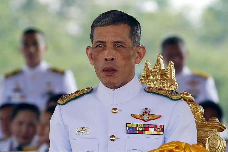 Le prince héritier Maha Vajiralongkorn, photographié ici le 13 mai 2015, est rentré d'Allemagne pour prendre la succession de son père décédé il y a près de deux mois (via Reuters). Copie d'écran du Straits Times, le 1er décembre 2016.