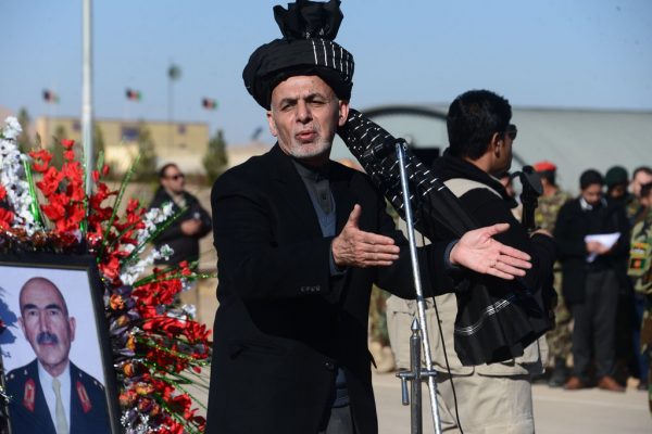 Le président afghan Ashraf Ghani lors des funérailles du général Mohayedin Ghori à Herat le 1er décembre 2016. (Crédit : AFP PHOTO / AREF KARIMI)