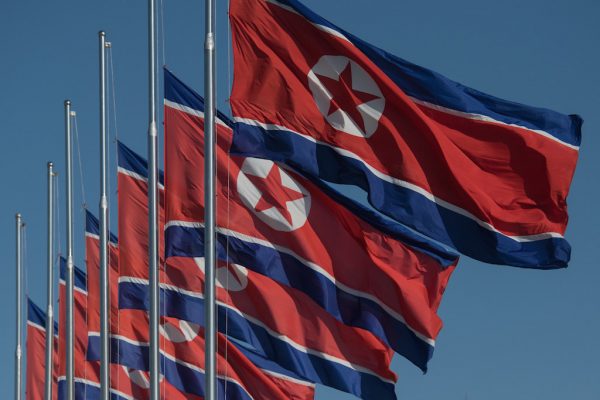 Drapeaux nord-coréens à Pyongyang le 28 novembre 2016.