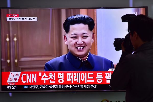 L'image du leader nord-coréen Kim Jong-un à la télévision sud-coréenne, sur un écran à la gare de Séoul le 26 mai 6, 2016. (Crédits : AFP PHOTO / JUNG YEON-JE)