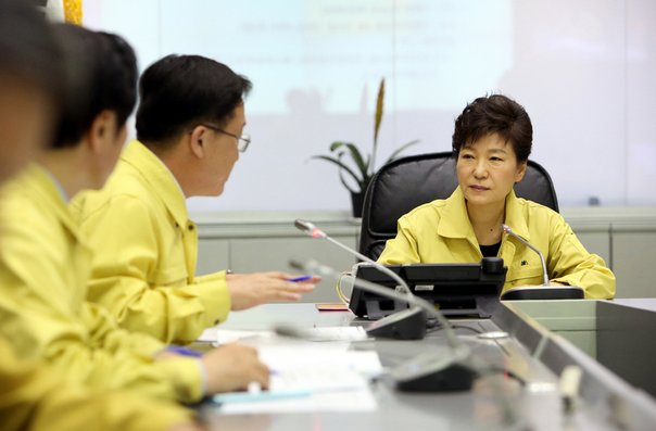 La présidente sud-coréenne Park Geun-hye en réunion. Copie d'écran du site Hankyoreh le 7 décembre 2016.