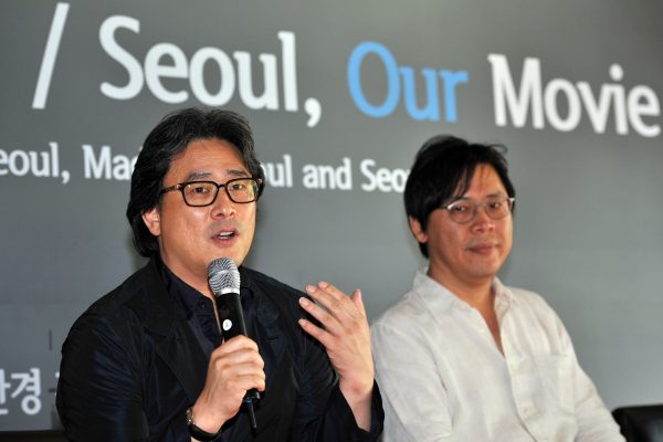 Le réalisateur sud-coréen Park Chan-wook (au micro) lors le 20 août 2013 lors d'une conférence de presse pour la promotion du projet "Seoul: Our Movie" à Seoul. (Crédits : AFP PHOTO / JUNG YEON-JE / AFP PHOTO / JUNG YEON-JE)