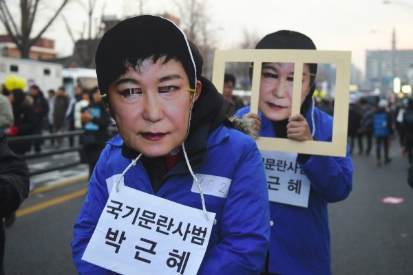 Des manifestants portant des masques de la présidente sud-coréenne Park Geun-hye durant le rassemblement massif demandant sa démission à Seoul le 3 décembre 2016.