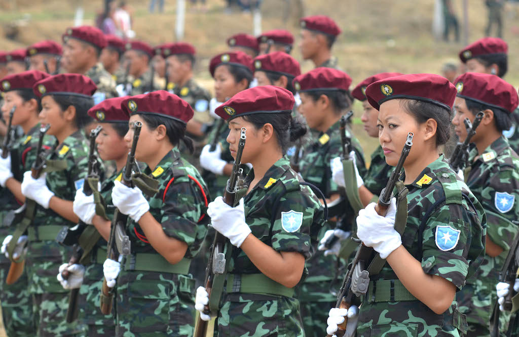 Régiment féminin du National Socialist Council of Nagaland-Isak Muivah (NSCN-IM) lors du 37ème anniversaire de la République au quartier général de Hebron, dans l'Etat indien du Nagaland le 21 mars 2016.