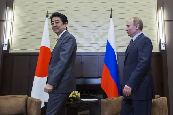 Le Premier ministre japonais Shinzo Abe et le président russe Vladimir Poutine à la résidence d'Etat Bocharov Ruchei à Sochi en Russie, le 6 mai 2016.