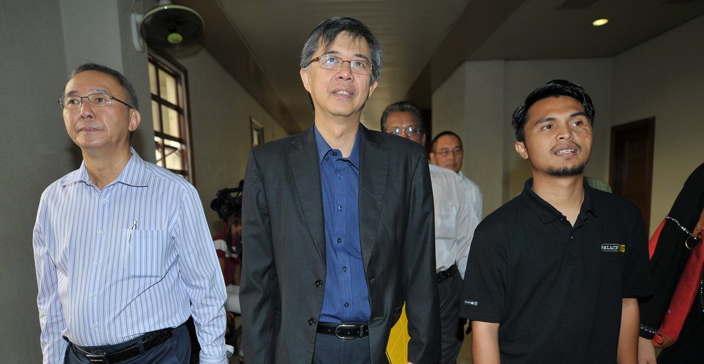 Le vice-président du People's Justice Party (PKR) Tian Chua (au centre) arrive à la Haute Cour de Kuala Lumpur le 29 mai 2013. (Crédits : AFP PHOTO / MOHD RASFAN / AFP PHOTO / MOHD RASFAN)