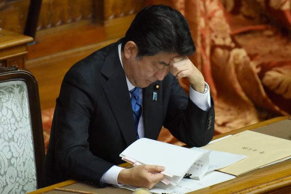 Le premier ministre japonais Shinzo Abe lors d'une session de questions réponses au parlement le 24 janvier 2017, peu après l'annonce de Donald Trump de signer la sortie américaine du TPP.