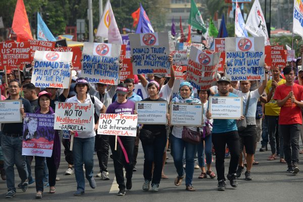 Des centaines de manifestants se sont réunis devant l'ambassade des Etats-Unis à Manille ce vendredi 20 janvier, jour de l'investiture de Donald Trump. (Crédit : TED ALJIBE / AFP)