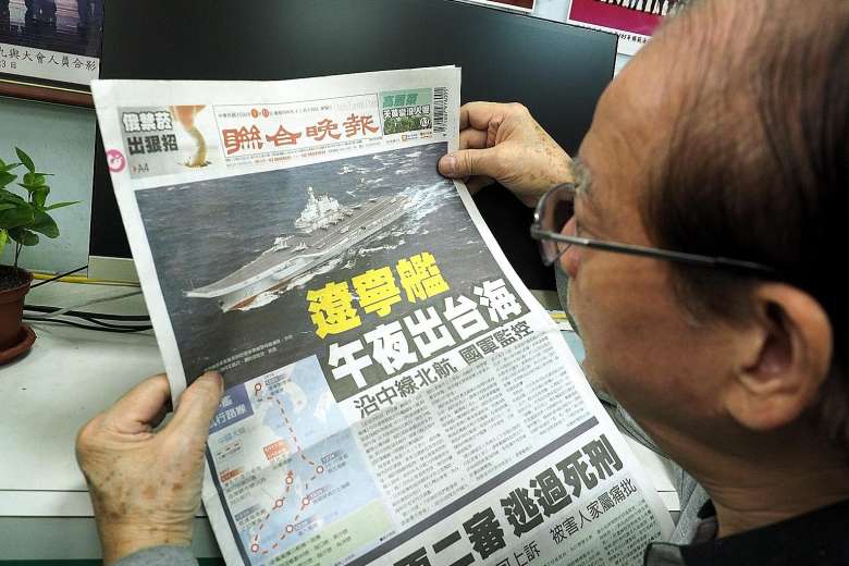 À Taïwan, l'entrée du seul porte-avions chinois dans les eaux du détroit séparant l'île du continent a fait la Une de la presse nationale (Crédit : EUROPEAN PRESSPHOTO AGENCY). Copie d'écran du Straits Times, le 13 janvier 2017.