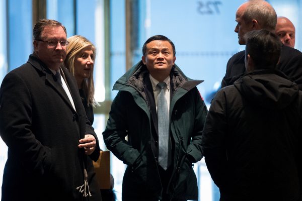 Jack Ma, Pdg du géant chinois de l'e-commerce Alibaba, à son arrivée à la Trump Tower le 9 janvier 2017 à New York. (Crédits : Drew Angerer/Getty Images/AFP)