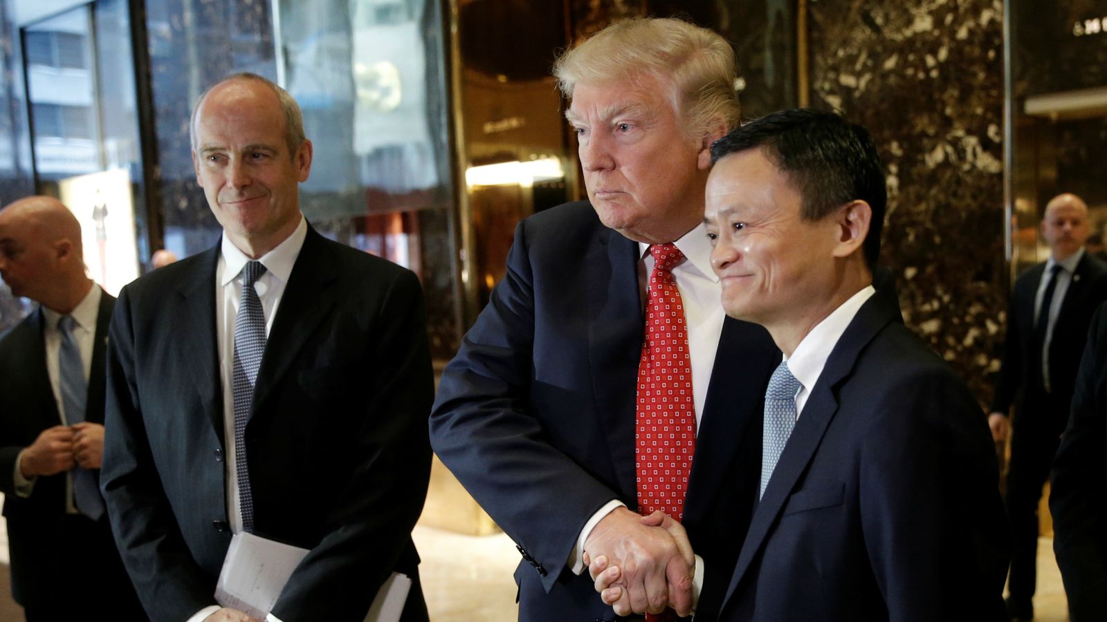 Le président-élu américain Donald Trump et le Jack Ma, Pdg d'Alibaba, géant chinois de l'e-commerce, à la Trump Tower le 9 janvier 2016.