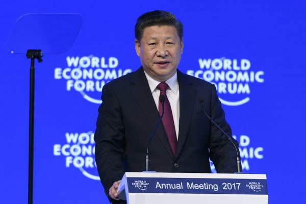 Le président chinois Xi Jinping à la tribune du Forum économique mondial de Davos, le 17 janvier 2017. (Crédits : FABRICE COFFRINI / AFP)