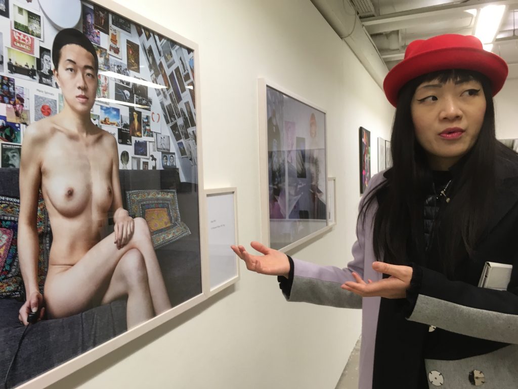L'artiste chinoise Zhang Wenjue commentant l'une de ses photographies : "A second me : Qing's home" à l'exposition "Troposphère" au 6B à Saint-Denis, en banlieue parisienne. (Crédit : DR)