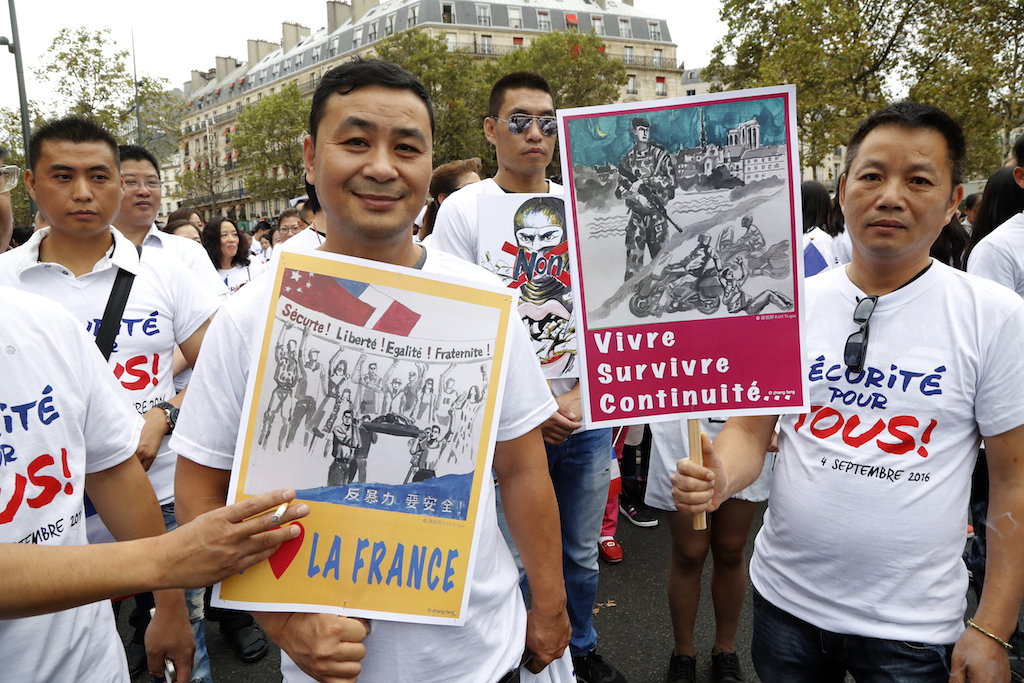 Manifestants, membres de la communauté chinoise d'le-de-France, sur la place de la République à Paris lors du grand rassemblement du 4 septembre 2016. (Crédits : AFP PHOTO / FRANCOIS GUILLOT)