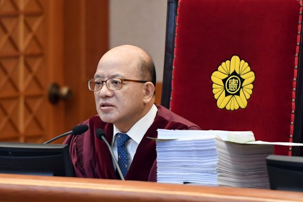 Le président de la Cour constitutionnelle sud-coréenne Park Han-Chul lors de l'audience de confirmation de la procédure de destitution contre la présidente Park Geun-hye le 5 janvier 2017, à Séoul. (Crédits : AFP PHOTO / POOL / JUNG Yeon-Je)